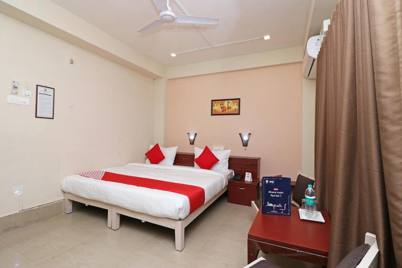 Vaccinated Staff - Capital O 7933 Hotel Trimurty International Guwahati Eksteriør bilde