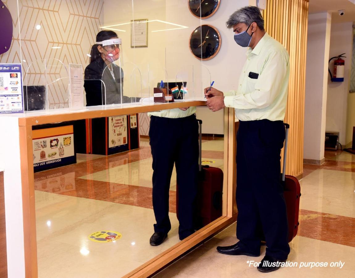 Vaccinated Staff - Capital O 7933 Hotel Trimurty International Guwahati Eksteriør bilde